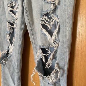 American Eagle Mom Jeans Women’s Ripped Jeans, size 6 SOO COMFY